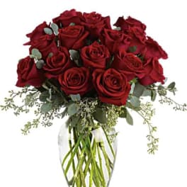 Bouquet of red roses in a clear glass vase