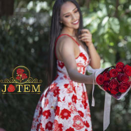 Woman holding a bouquet of red roses in white wrap