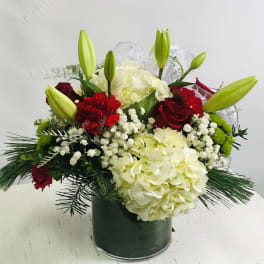 Bouquet of red and white flowers in a clear glass vase
