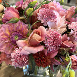 Pink and peach mixed bouquet with dahlias and calla lilies