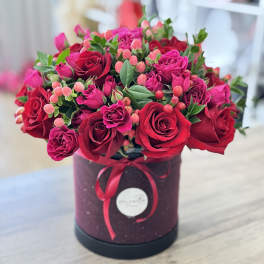 Bouquet of red and pink roses in a round gift box
