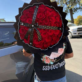 50 Wrapped Red Roses Ramo Buchón