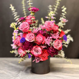 Pink rose bouquet in a black cylindrical vase