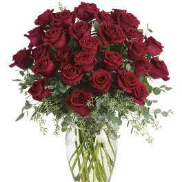 Bouquet of red roses in a clear glass vase