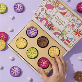 FLOWER-SHAPED GOURMET CHOCOLATES