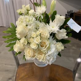 White rose and lily bouquet in a vase