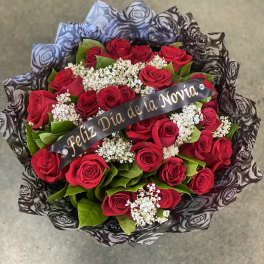 Bouquet of red roses with baby's breath and a Feliz Dia de la Novia ribbon
