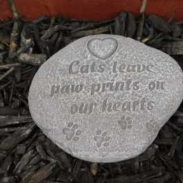 Round stone plaque with a cat paw print message and heart engraving