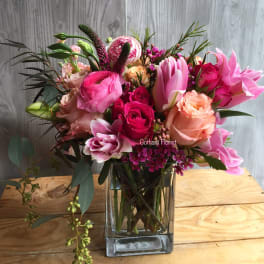 Pink and peach mixed bouquet in a clear glass vase