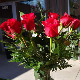 Bouquet of red roses in a clear glass vase