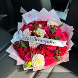 Ramo de rosas y dahlias