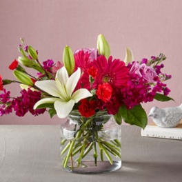Bouquet of pink and white flowers in a clear glass vase