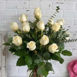 Bouquet of cream roses in a clear glass vase