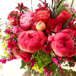 Pink and red rose bouquet in a clear glass vase
