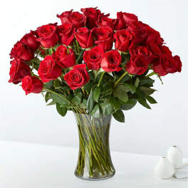 Bouquet of red roses in a clear glass vase