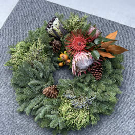 Hawaiian holiday wreath With gold and white decor