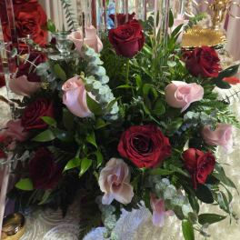 Rose table center piece pink and 18 red roses
