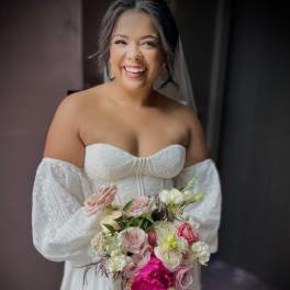 Bride holding a pink and white bouquet