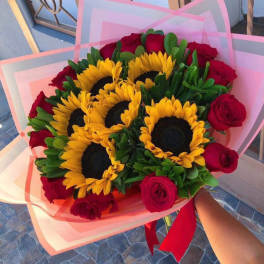 buchones con rosas y girasoles
