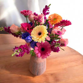 With vintage random ceramics vase with large size seasonal flowers