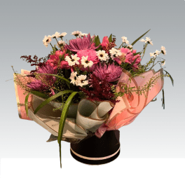 DC-HATBOX FILLED WITH SEASONAL FLOWERS