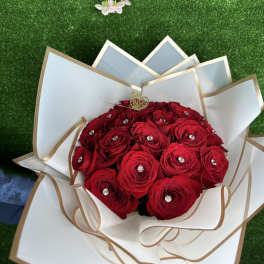 loose red roses