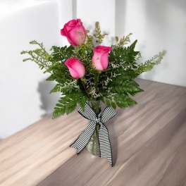 3 Roses in Budvase