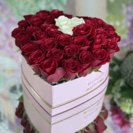 LARGE HEART BOX 50 FRESH ROSES