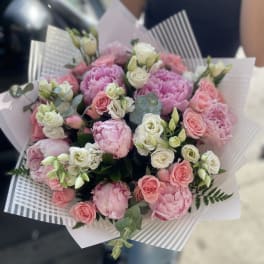 Joy of meeting bouquet. The photo shows a deluxe size.