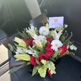 Ramo de rosas, lirios y gerberas en Port Jefferson New York