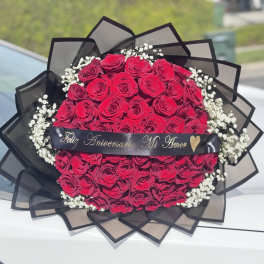 50 Rosas Rojas profundas Premium con Nubes al contorno