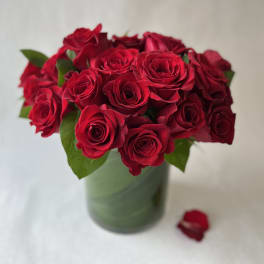 Bouquet of red roses in a green vase