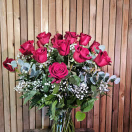 Bouquet of hot pink roses in a clear glass vase