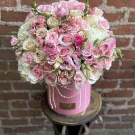 Pink and white rose bouquet in a pink hatbox