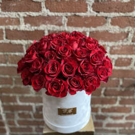 Red rose bouquet in a white hat box