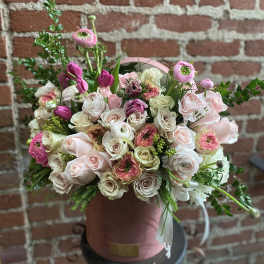 Pink and white rose bouquet in a pink hatbox