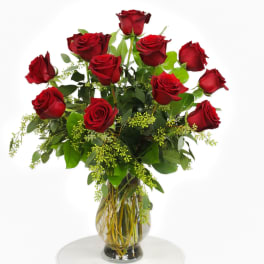 Bouquet of red roses in a clear glass vase
