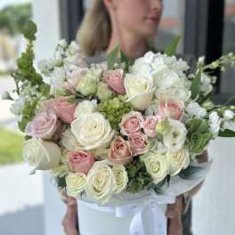 Bouquet of pink and white roses in a white hat box