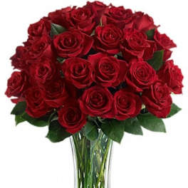 Bouquet of red roses in a clear glass vase