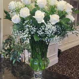 Two dozen classic white roses in vase