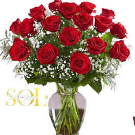 Bouquet of red roses in a clear glass vase