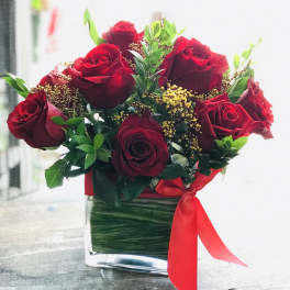 12 Red roses in Cube glass