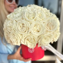 Bouquet of white roses in a red hat box