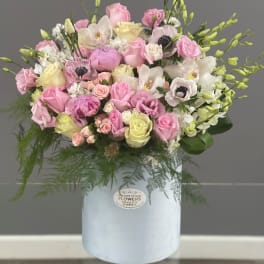 Pink and white mixed bouquet in a white hatbox