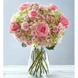 Pink rose bouquet in a clear glass vase