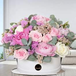Pink and white roses with peonies in a white hat box