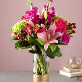 Pink and red mixed flower bouquet in a clear glass vase