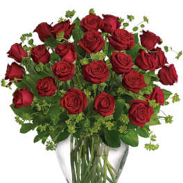 Bouquet of red roses in a clear glass vase