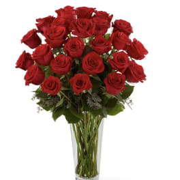 Bouquet of red roses in a clear glass vase