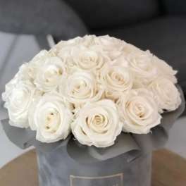 White rose bouquet in a gray hatbox